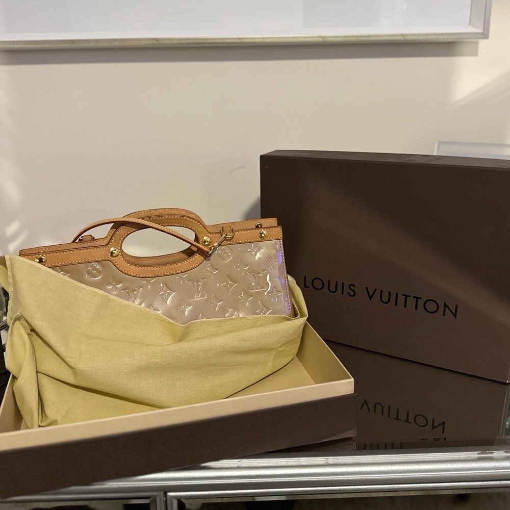 Authenticated Louis Vuitton Noisette Vernis Roxbury Drive Bag.